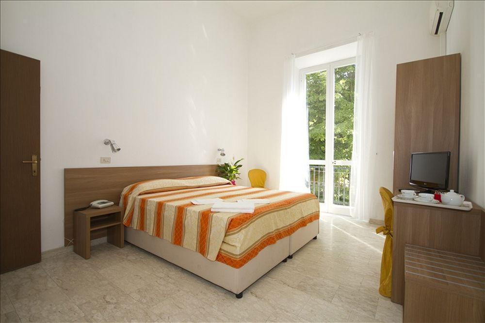 Hotel Derna Виареджо Екстериор снимка