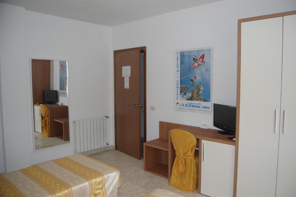 Hotel Derna Виареджо Екстериор снимка