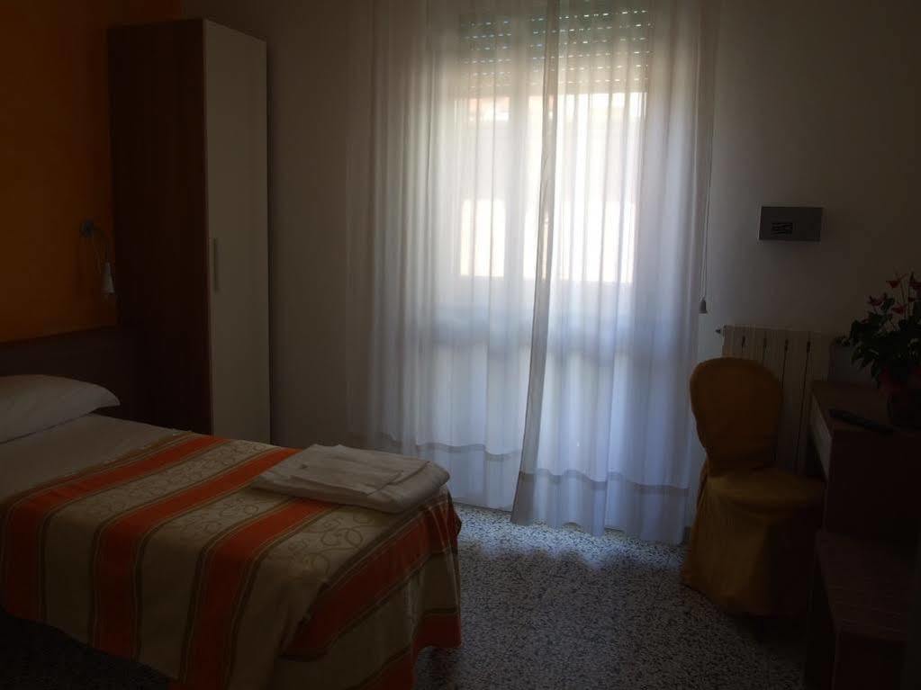 Hotel Derna Виареджо Екстериор снимка