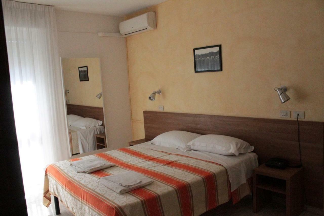 Hotel Derna Виареджо Екстериор снимка