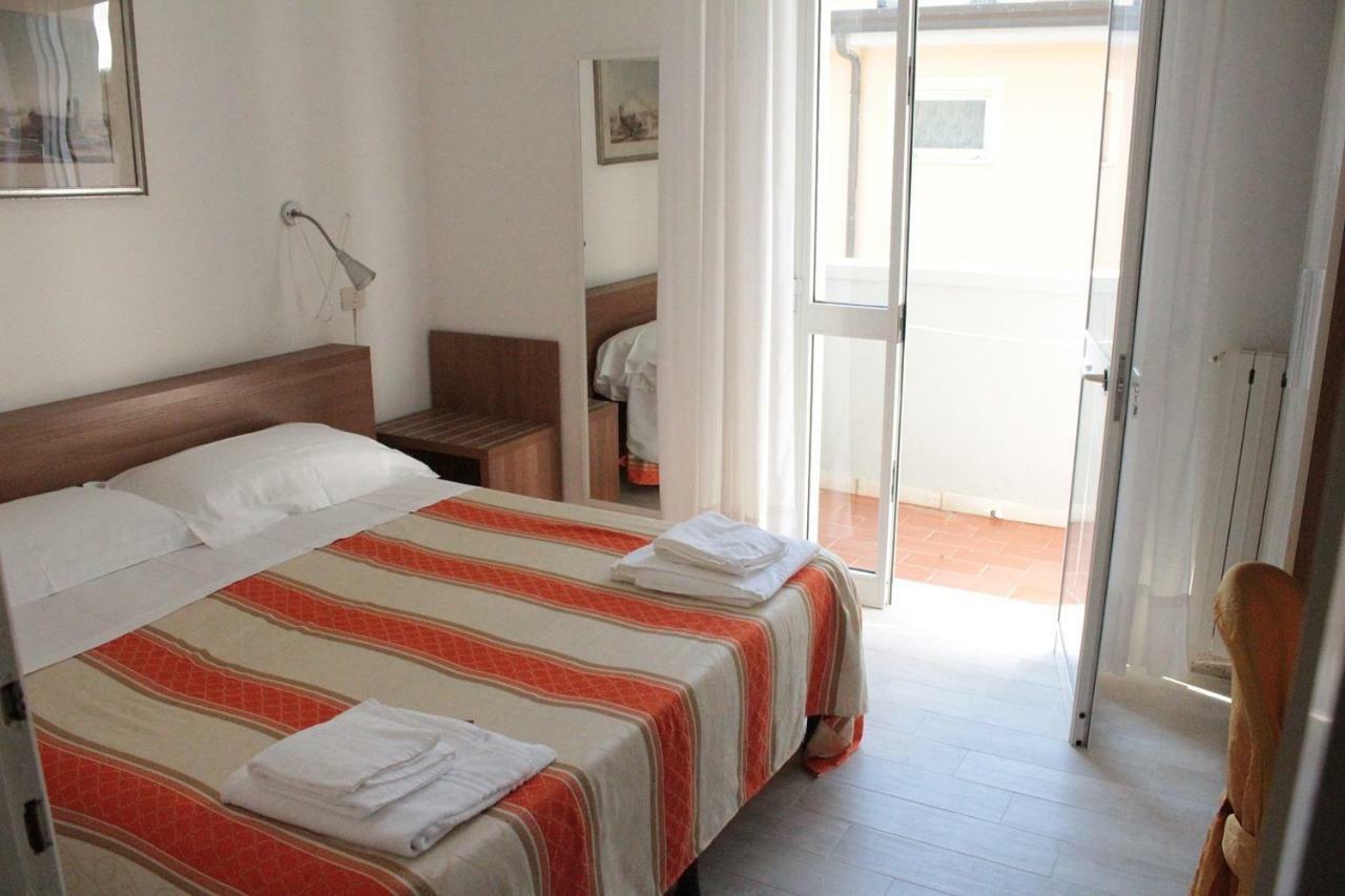 Hotel Derna Виареджо Екстериор снимка